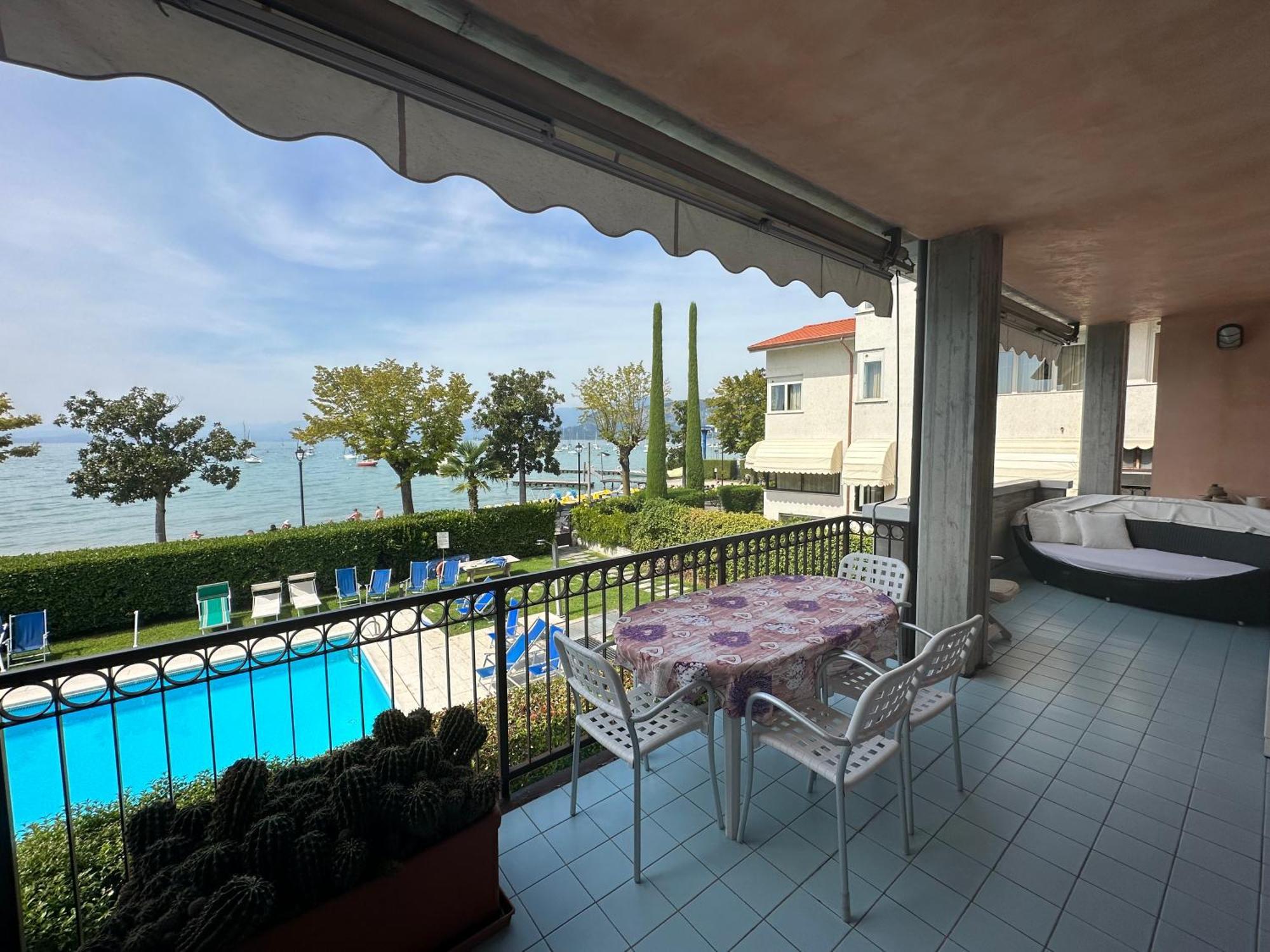 Apartments Rainer - Front Lake Bardolino Bagian luar foto