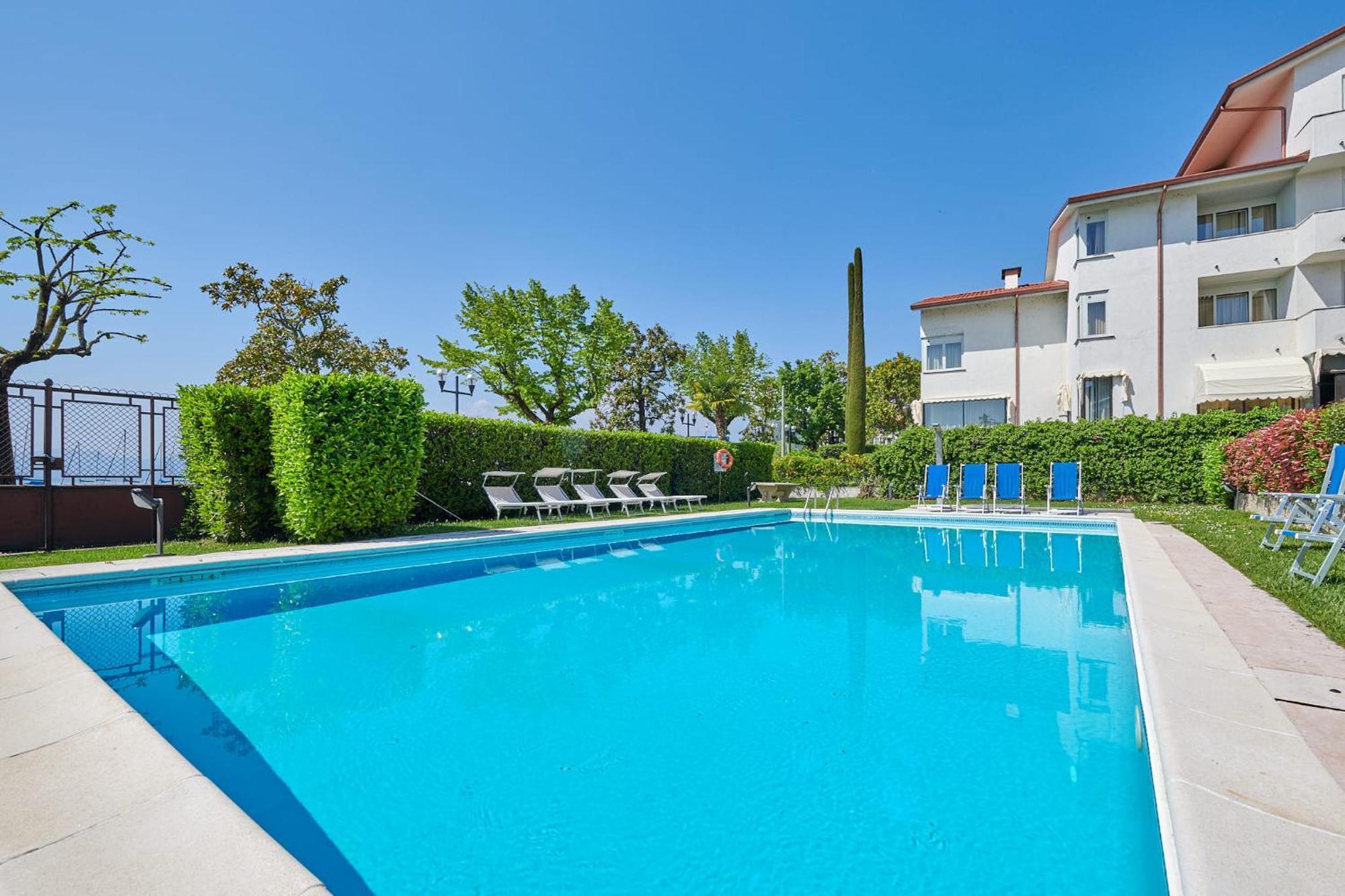 Apartments Rainer - Front Lake Bardolino Bagian luar foto