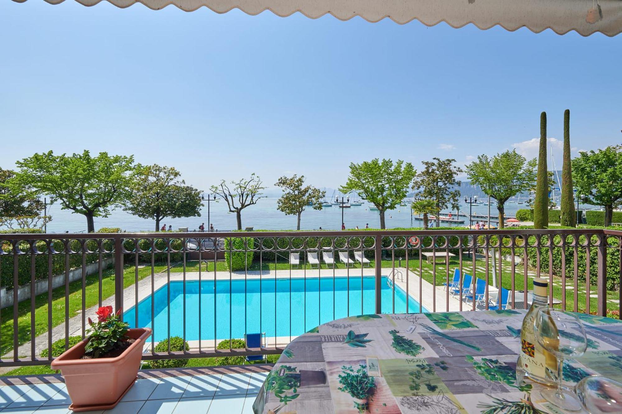 Apartments Rainer - Front Lake Bardolino Bagian luar foto